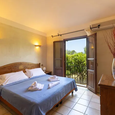 公寓式酒店 Isa-residence With Swimming-pool In Santa Margherita Di Pula, With Air Conditioning And Private Outdoor Space At Only 250 M From The 圣玛格利特迪普拉