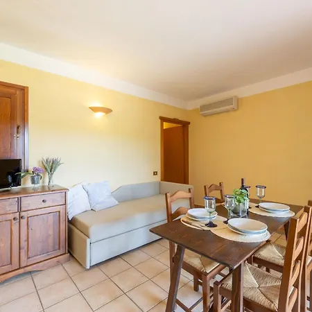 Isa-residence With Swimming-pool In Santa Margherita Di Pula, With Air Conditioning And Private Outdoor Space At Only 250 M From The 公寓式酒店