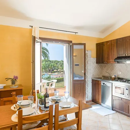 公寓式酒店 Isa-residence With Swimming-pool In Santa Margherita Di Pula, With Air Conditioning And Private Outdoor Space At Only 250 M From The