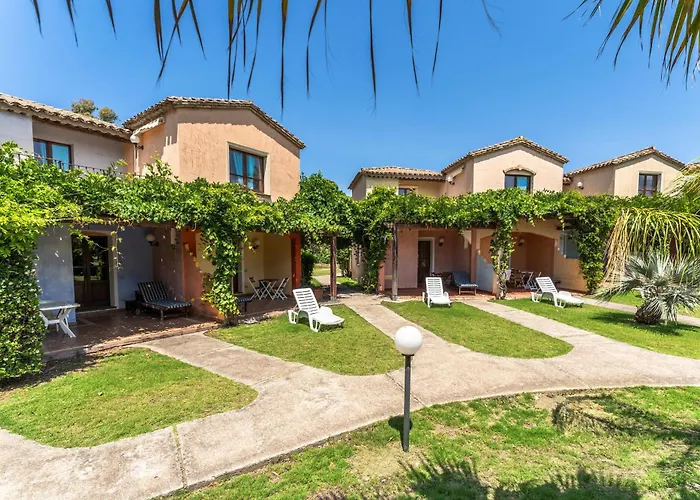 Isa-residence With Swimming-pool In Santa Margherita Di Pula, With Air Conditioning And Private Outdoor Space At Only 250 M From The アパートホテル サンタ・マルゲリータ・ディ・プーラ