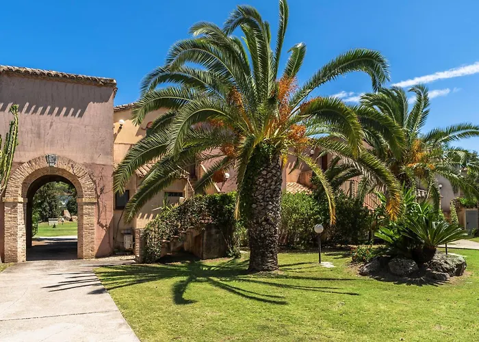 Isa-residence With Swimming-pool In Santa Margherita Di Pula, With Air Conditioning And Private Outdoor Space At Only 250 M From The アパートホテル